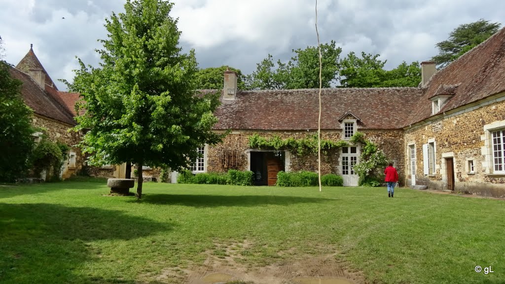 Cour intérieure du château - Le château est vendu en 1951 à des particuliers qui en feront un atelier de poterie, un lieu de stages et un centre d'art contemporain privé. by astrorail