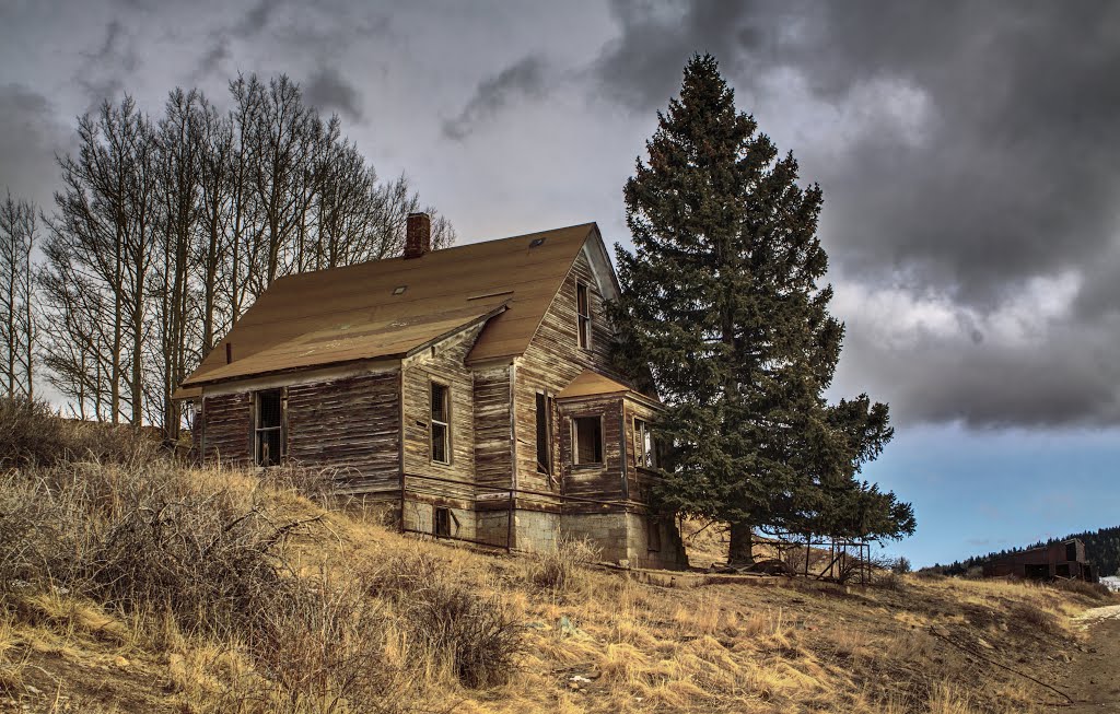 Abandoned Building off the Trail by mtherit