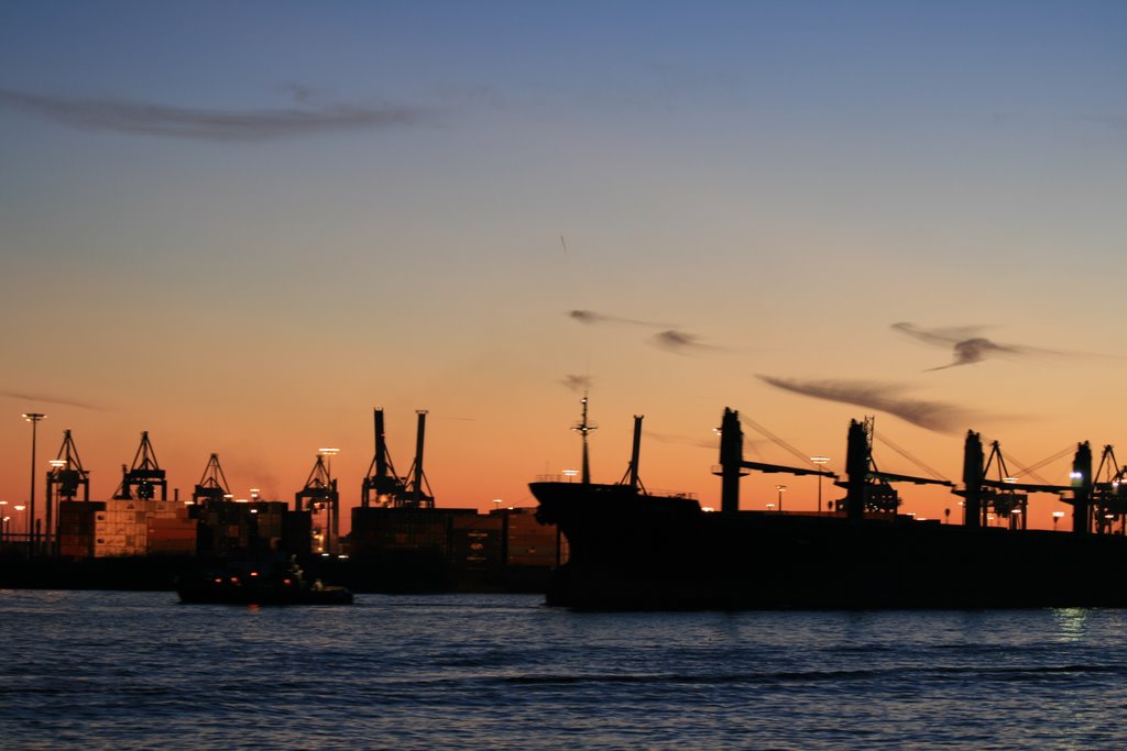 Sonnenuntergang im Containerhafen by Carola Prigge