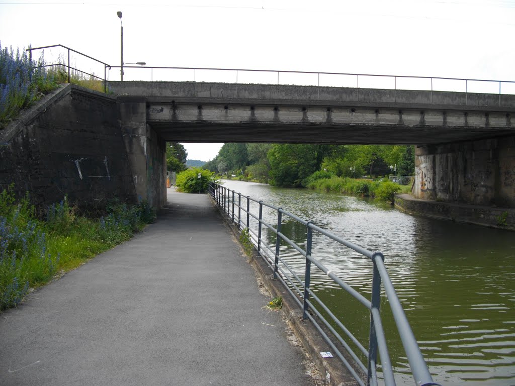 EVR 6 & canal sous le pont du chemin de fer à Montbéliard by Claudius B.