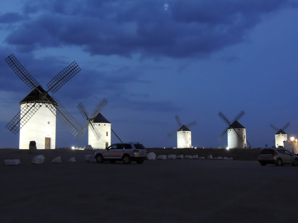 Molinos de Campo de Criptana,nocturno. by J.ROLDAN