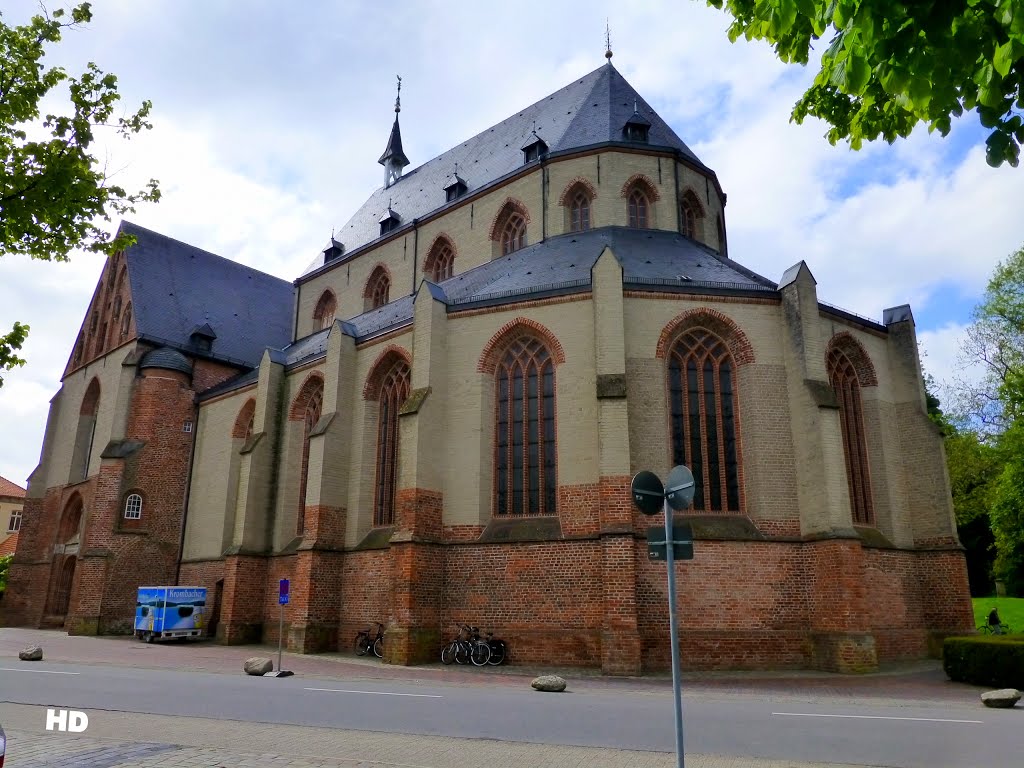 Norden - Die evangelisch-lutherische Ludgeri-Kirche ist mit 80 Meter Länge der größte erhaltene mittelalterliche Sakralbau Ostfrieslands. by Heribert Duling