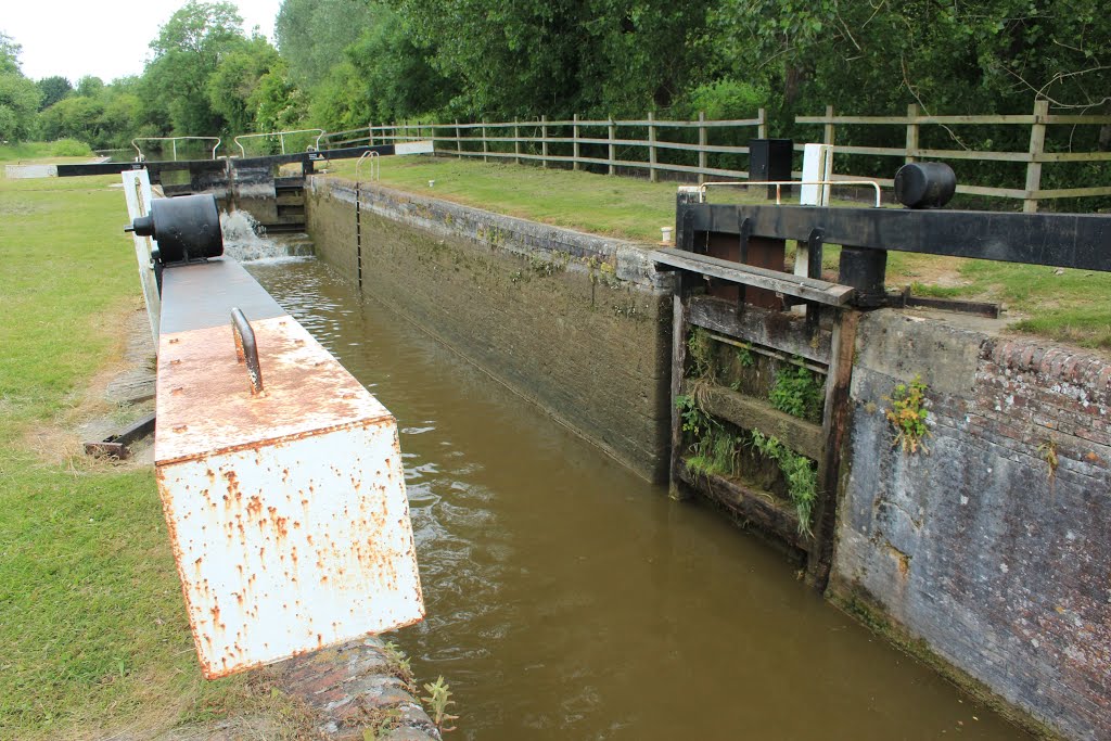 Picketfield Lock No 71. by peterjoscelyne