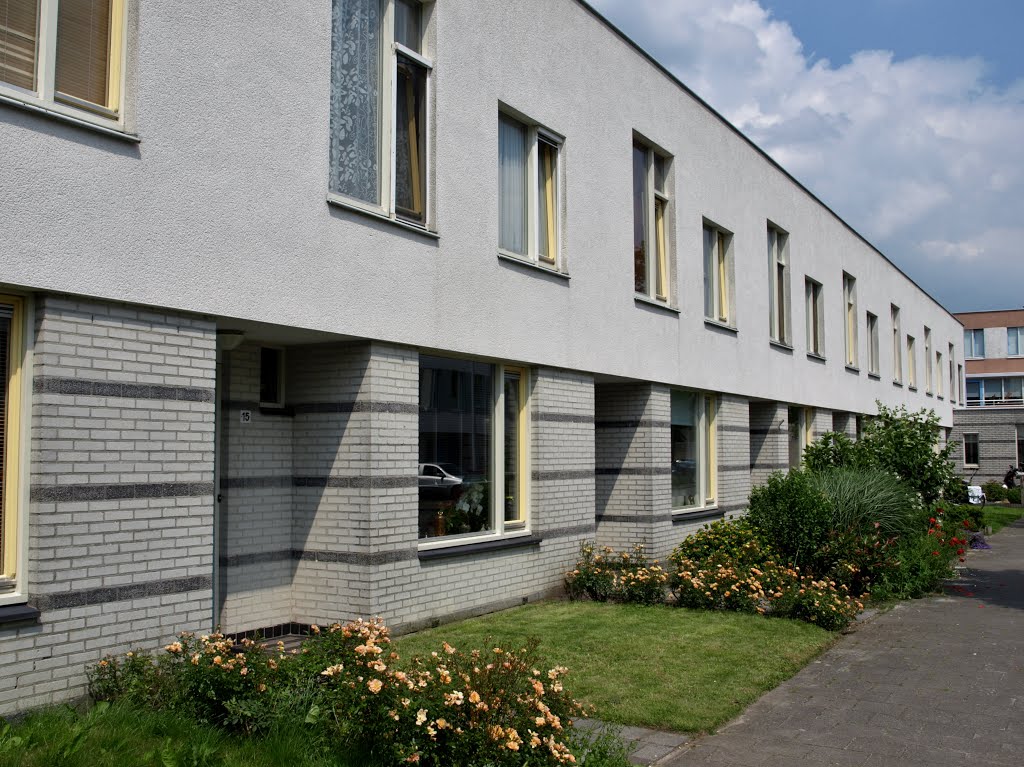 Woningen in de Robert Schumanstraat in de Wijk Corpus den Hoorn in Groningen van de architect Roelf Steenhuis van het Architectenbureau Mecanoo. by Hans R van der Woude