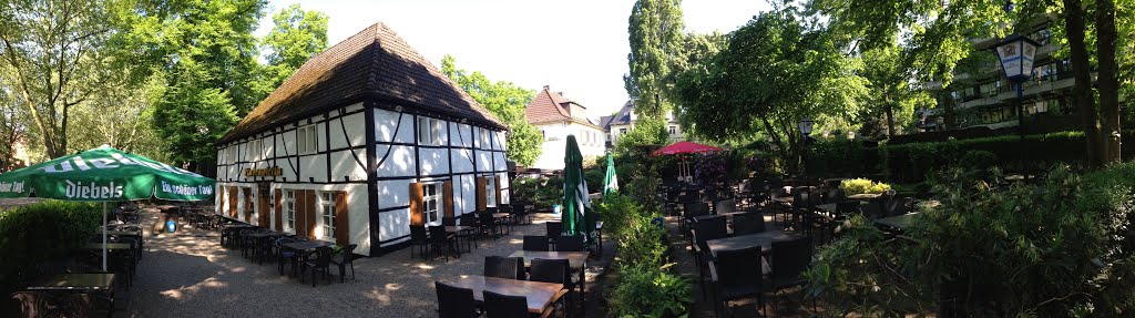 Biergarten und Gaststätte Lindenwirtin Duisburg, Deutschland by Piter Wilde