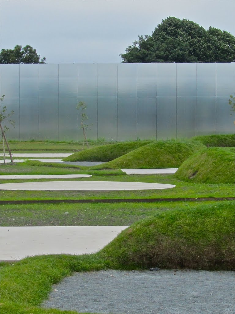 Louvre Lens, parc et mur extérieur de la Grande galerie by daniel wilk