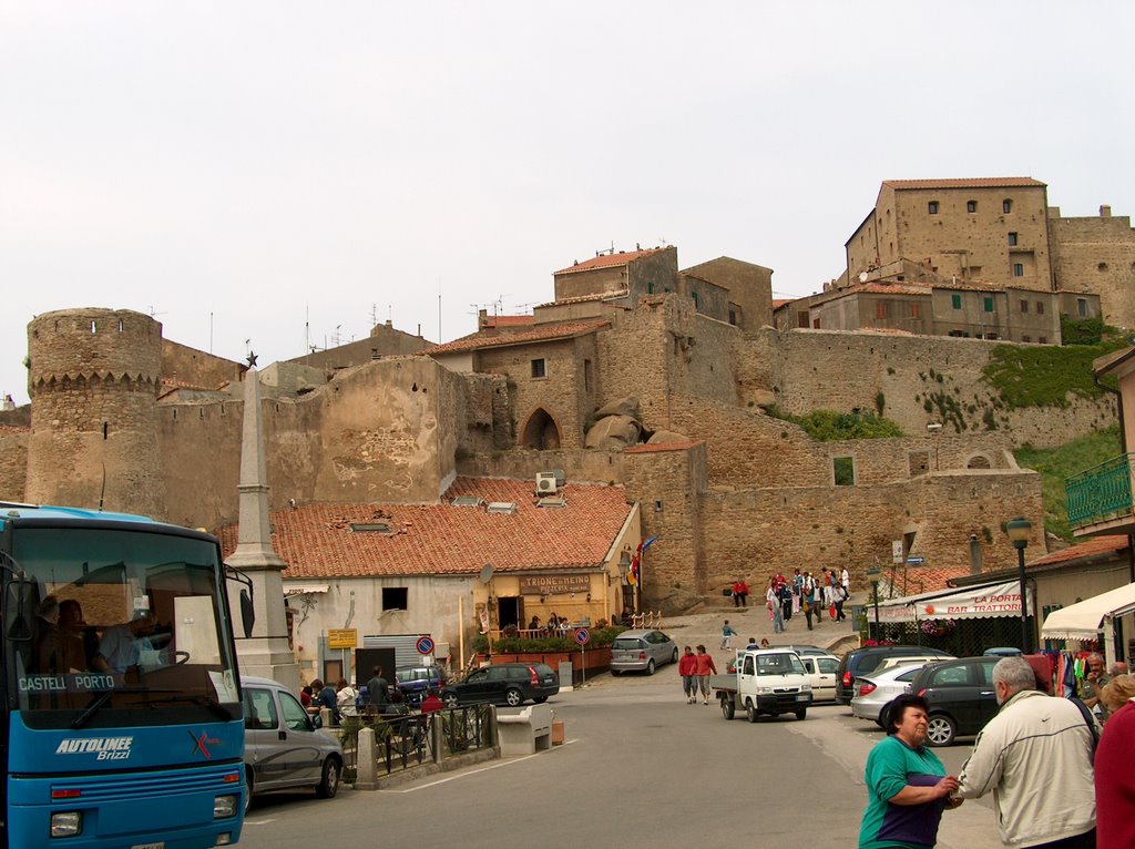 Piazza all'esterno della Cinta Muraria by Marco V.