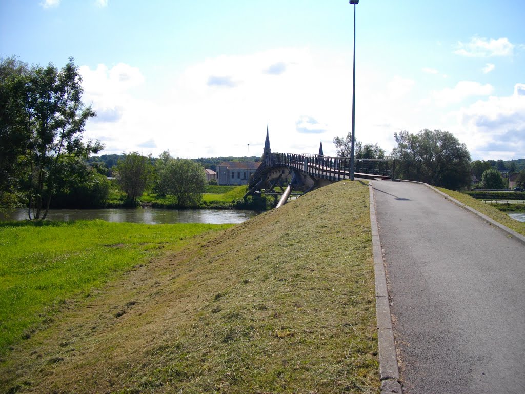 Passerelle sur le Doubs à Voujeaucourt by Claudius B.