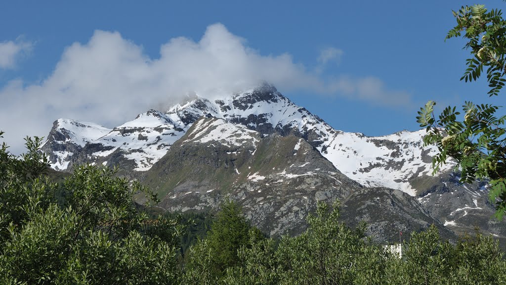 Zicht op Piz Margna vanaf Chesa Lagrev by Margaritha