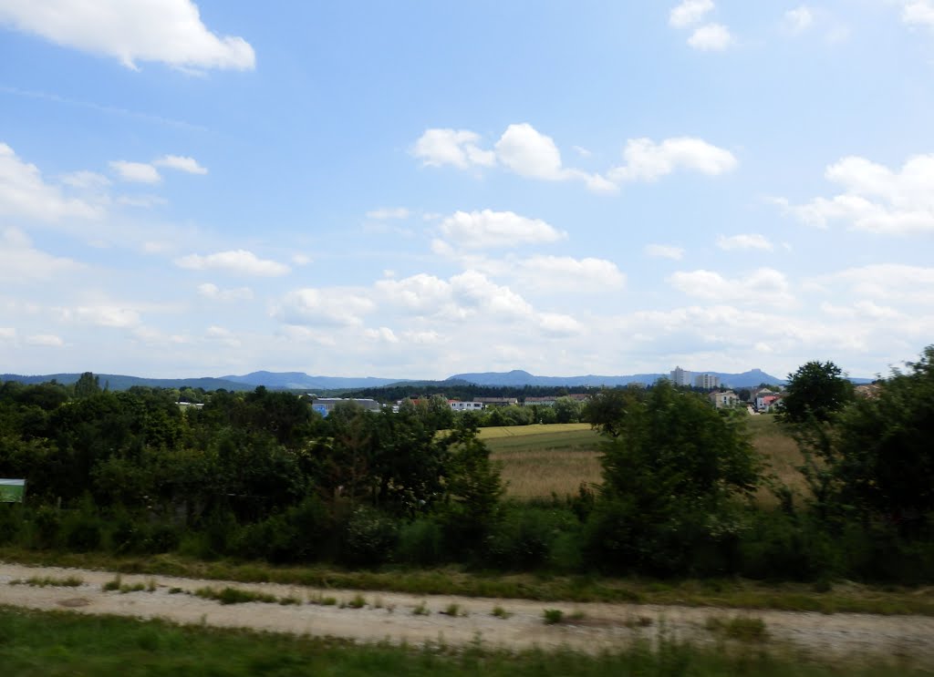 B313 Metzingen Richtung Nürtingen - Im Hintergrund Nürtingen und Albkante mit Neuffen by StraßenBilder