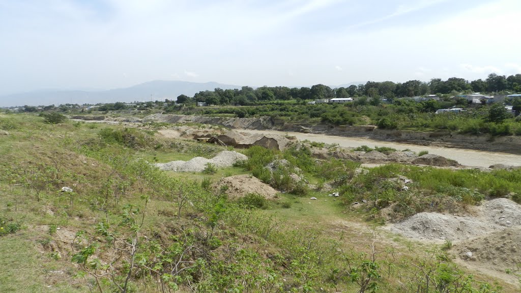 The riverbed has been turned into a sand pit by GerardNL