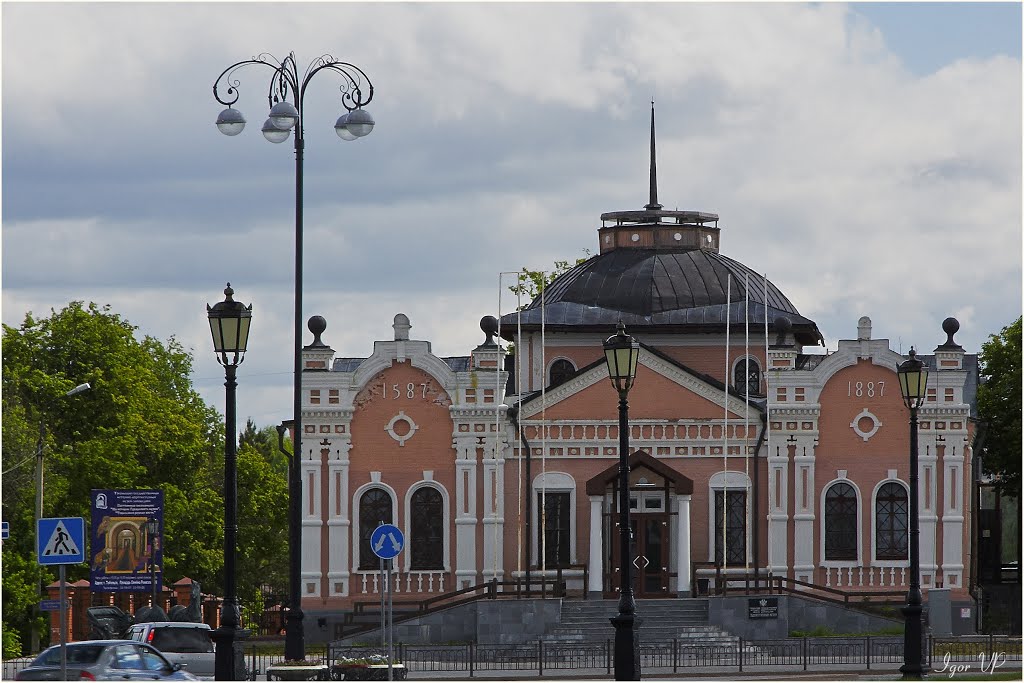 Building on the square in front of TOBOLSK-Uspensky Cathedral of St. Sophia by Igor_VP