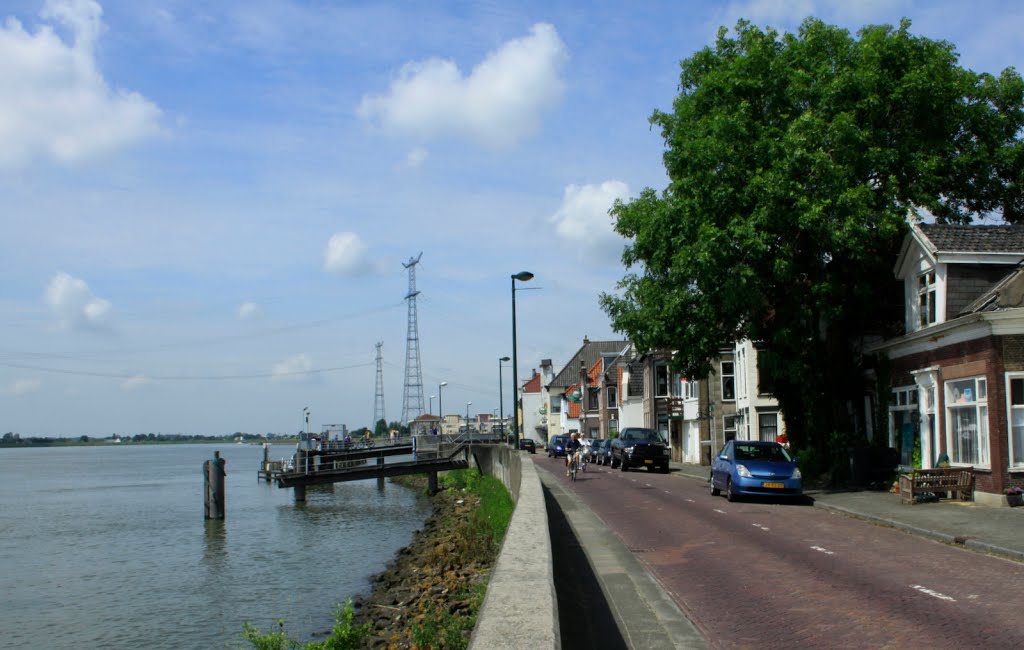 Voorstraat Lekkerkerk met zicht op de rivier de Lek. by watersnip