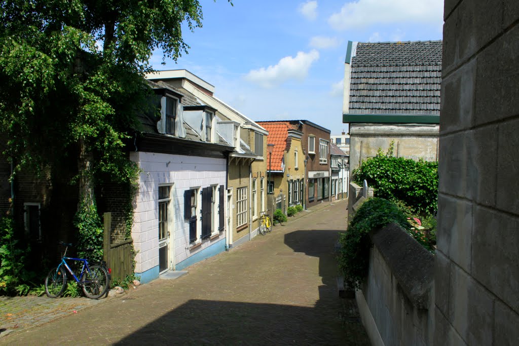 Vanaf de Voorstraat gaan we de Lange Stoep door In Lekkerkerk. by watersnip