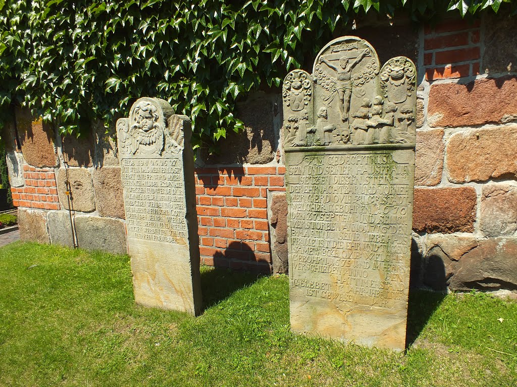 Grabsteine vor der St.-Johannes-Kirche in Wiefelstede by Klinky