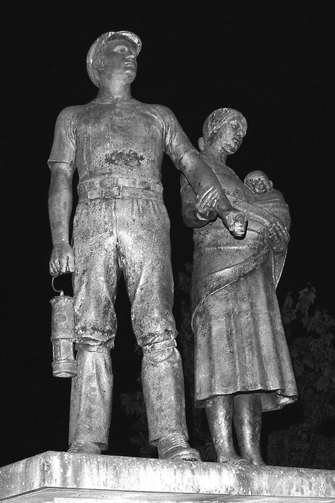 Statue of Miner and Family by Kelvin Sweet