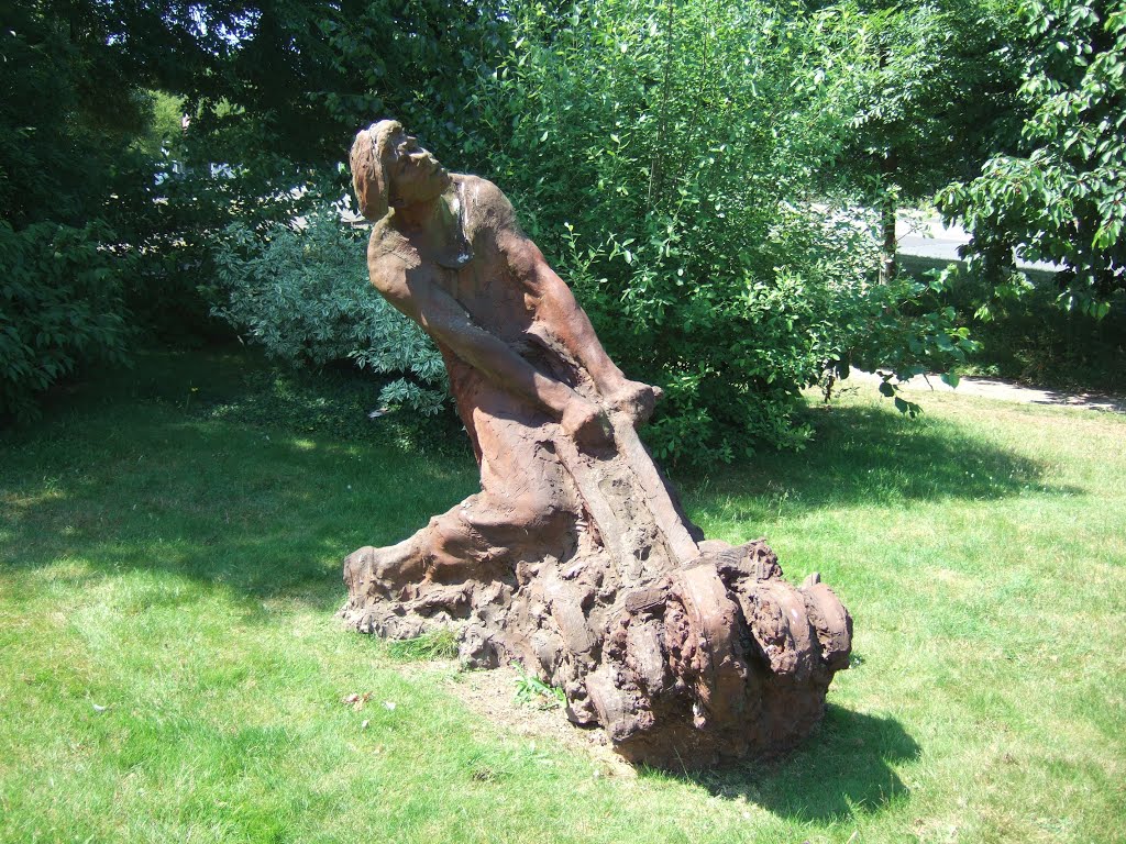 Statue on Elizabeth Way, Harlow by Severous