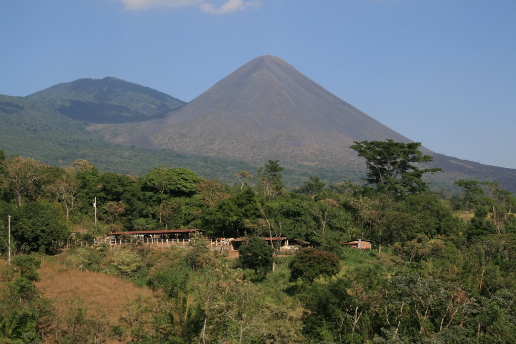 Volcan de Izalco by Carlos E. Cáder