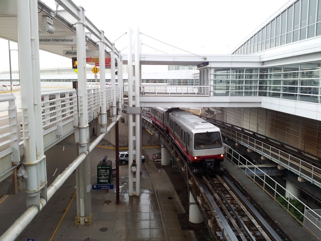 Terminal 5 entrance by añoranza