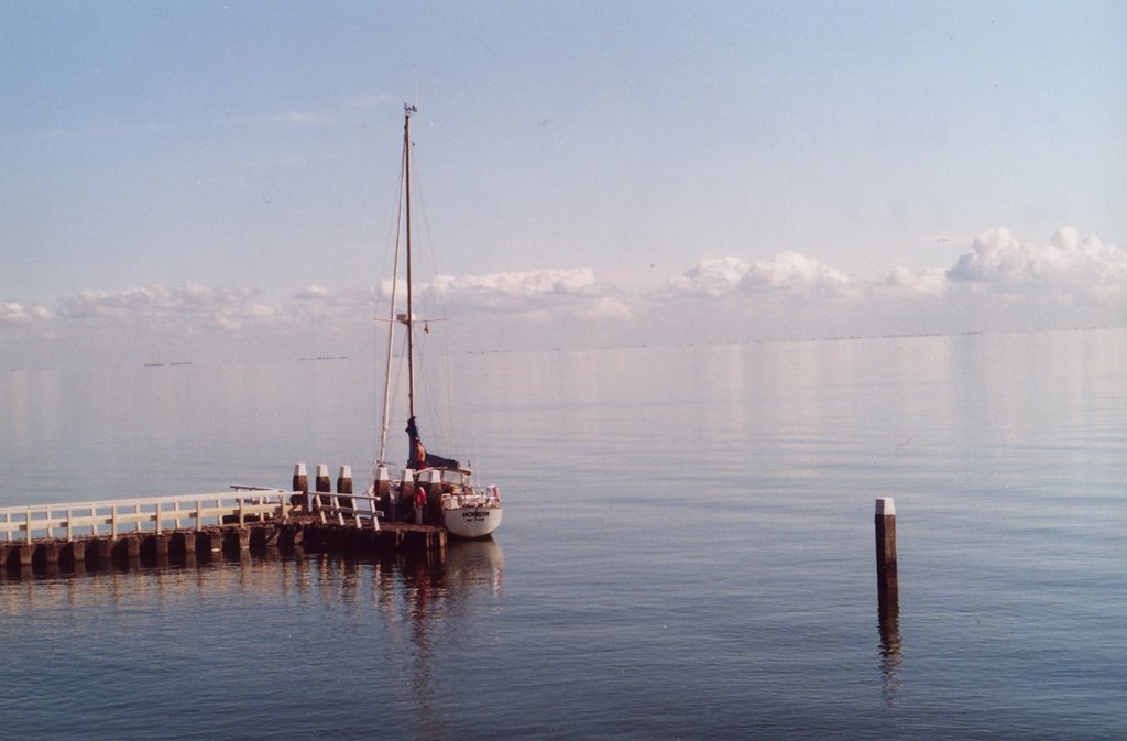 IJsselmeer bij monument op de Afsluitdijk by Arij M van Waart