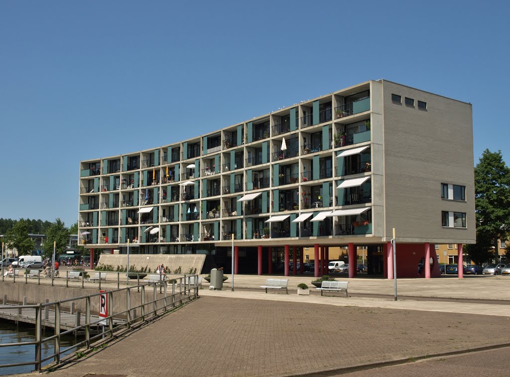 Flatgebouw aan het Hoornsemeer van het Architectenbureau Groosman Partners. by Hans R van der Woude