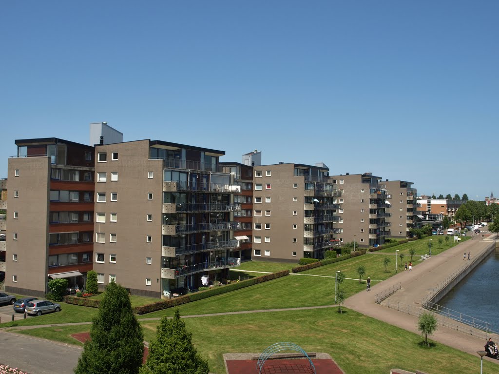 De Zunneriepe in de wijk Corpus den Hoorn in Groningen. De flats zijn van architect Kees Christiaanse architects & planners (KCAP). by Hans R van der Woude