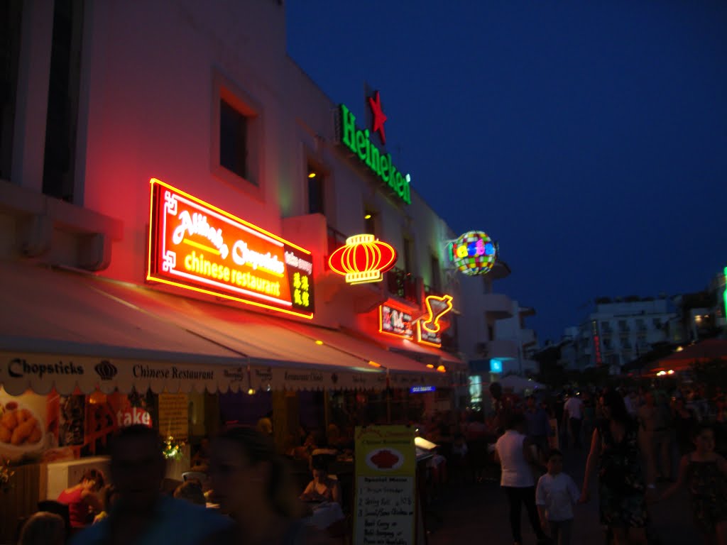 Neon lights in Rua 25 Abril by chrmt