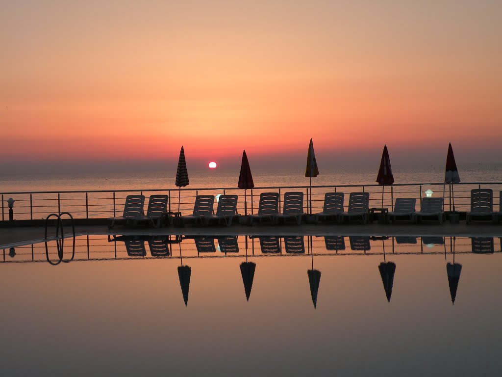 ORDU BELDE OTEL SABAH GÜNEŞ DOĞUŞU HAVUZ MANZARASI by senolcilden