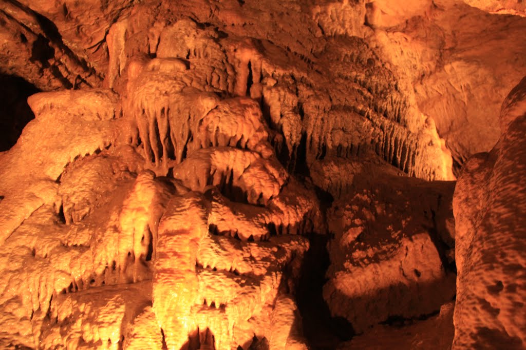 Lincoln Caverns by Ron Shawley