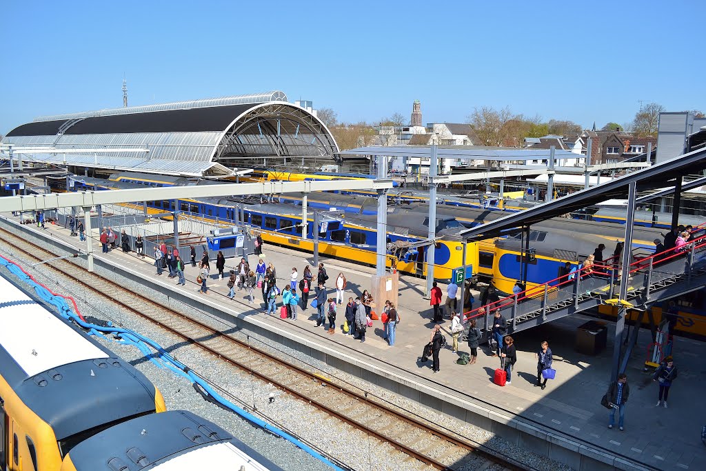 Waiting for the train..... Station Zwolle by Canadian Mike