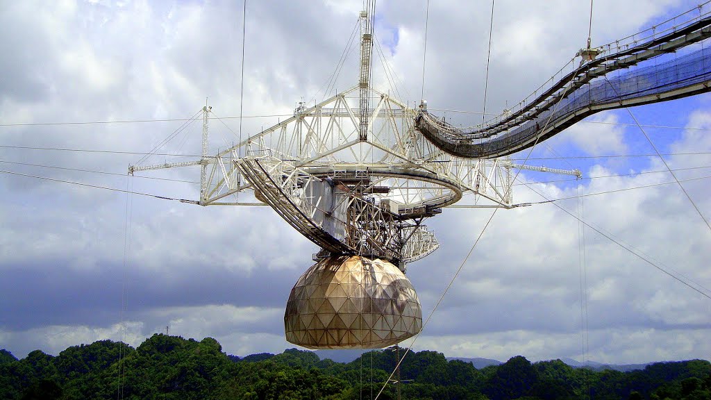 PUERTO RICO Radiotelescopio de Arecibo by Talavan