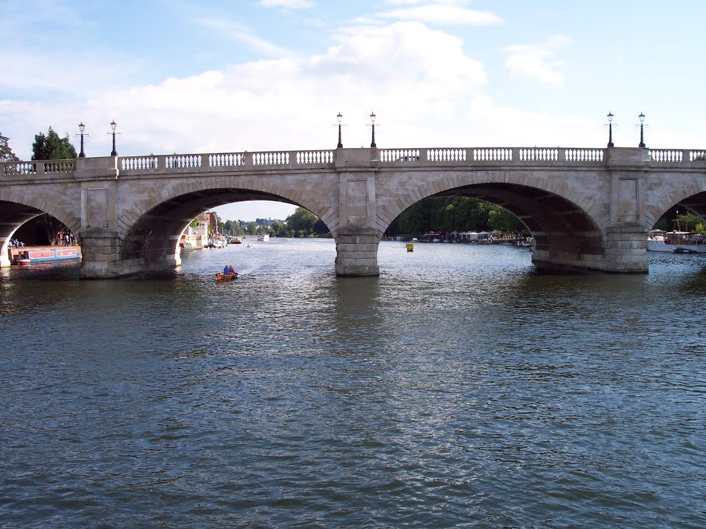 Bridge on the Thames / Pont sur la Tamise, on a boat in Kingston upon Thames by TitTornade