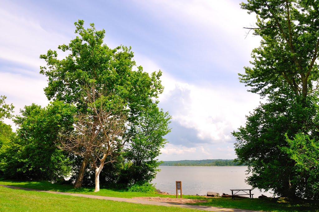 VIRGINIA: FAIRFAX COUNTY: FORT HUNT: RIVERSIDE PARK: sultry day on the Potomac River by Douglas W. Reynolds, Jr.