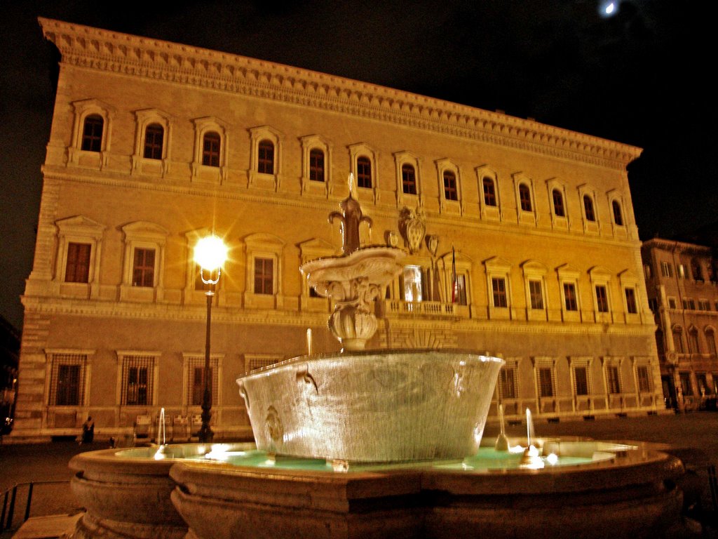 Looking at the fountain of Caracalla’s tub and the moon over Palazzo Farnese by caputmallei