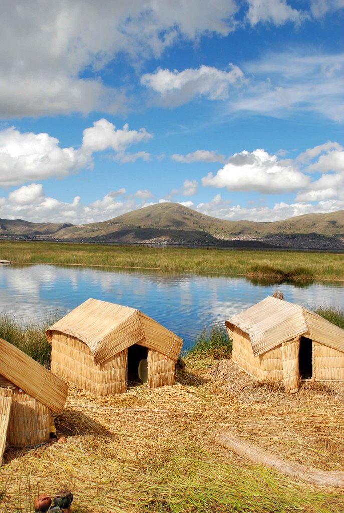 Iles flottantes Uros by Isabelle Bertrand