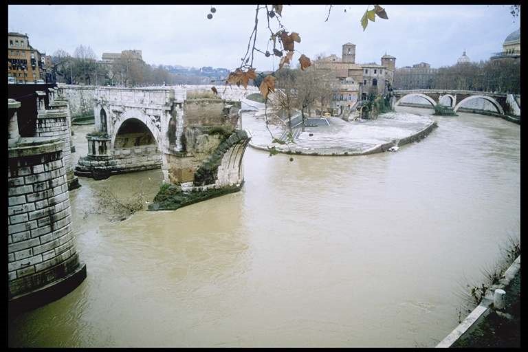 Isola Tiberina ed il ponte rotto by carlo_leonardini