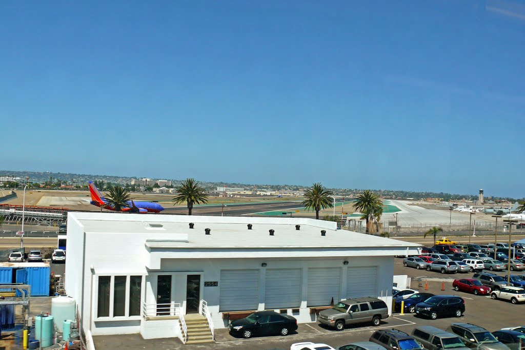 Runway of San Diego airport by sunmaya