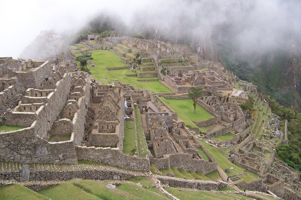 Macchu Picchu by Wilfredo Valverde