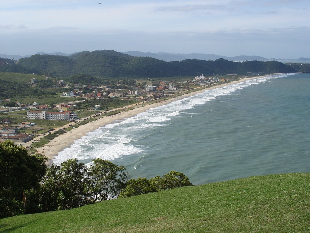 Balneareo Camboriú-SC, praia do Estaleiro, vista do morro do careca by valdemar froener