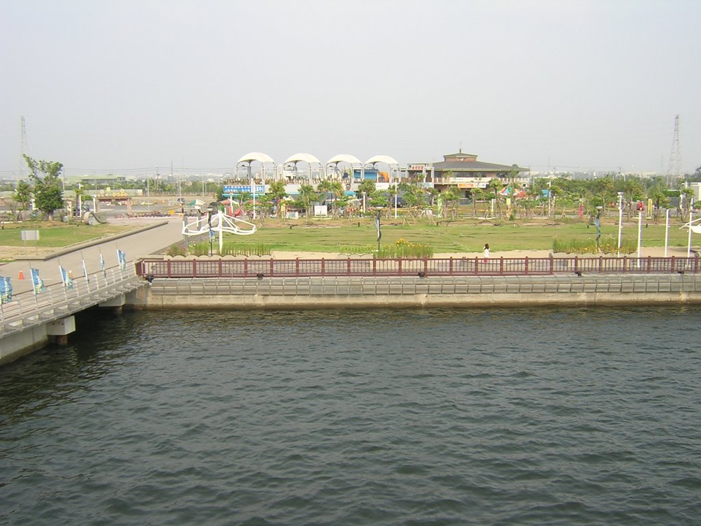 Lover's wharf of Shin-Ta harbor(3) 興達港情人碼頭(3) by David Wu