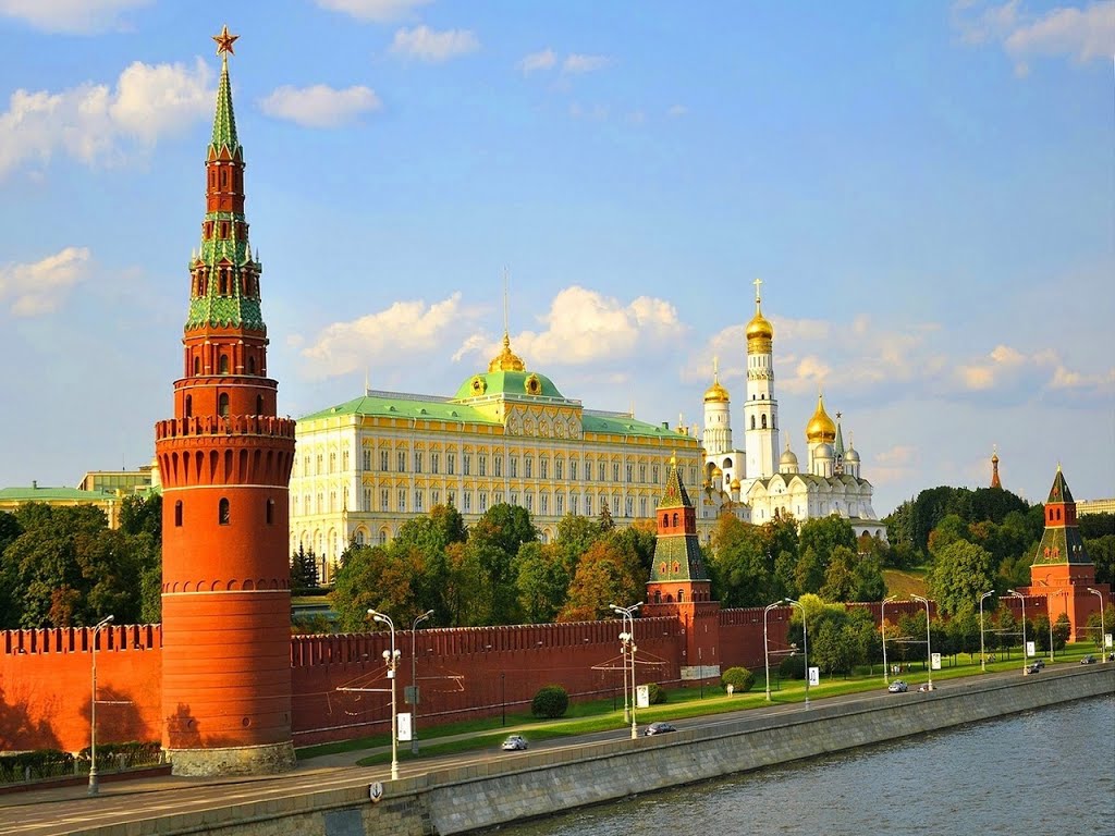 Russie, la muraille et la tour Vodovzodnaïa avec le grand palais du Kremlin by Roger-11