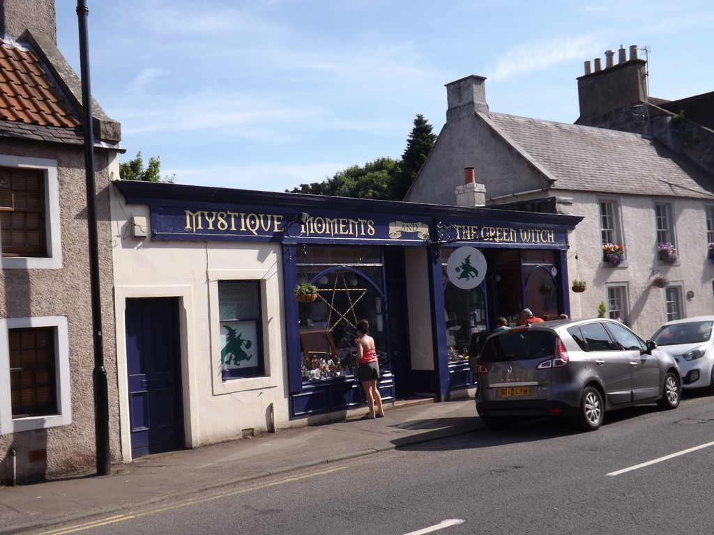 Mystique Moments and The Green Witch, Aberdour by seventiescopshow