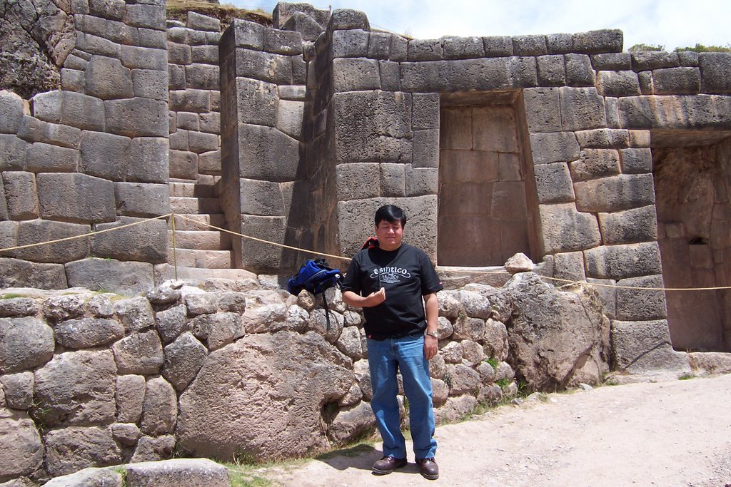 Willy en Tambomachay, Cusco. by Wilfredo Valverde