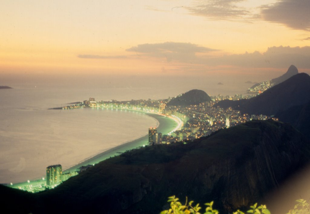 Copacabana desde el Pan de Azucar by Miguel F. Fernandez