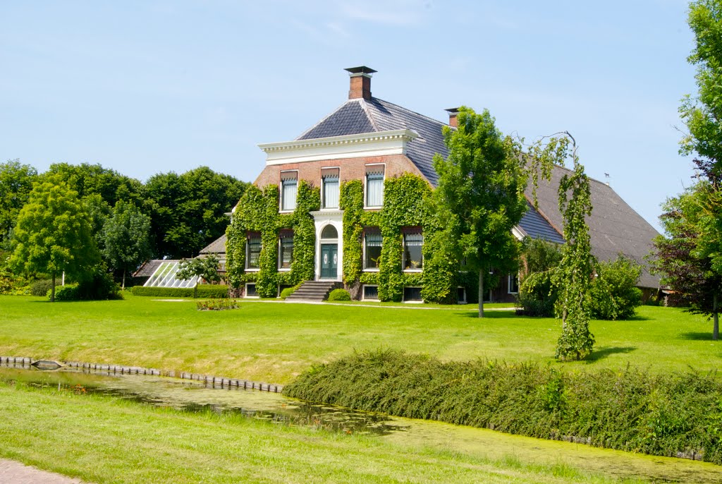 Usquert, Boerderij aan de Wadwerderweg by Jan Lalkens