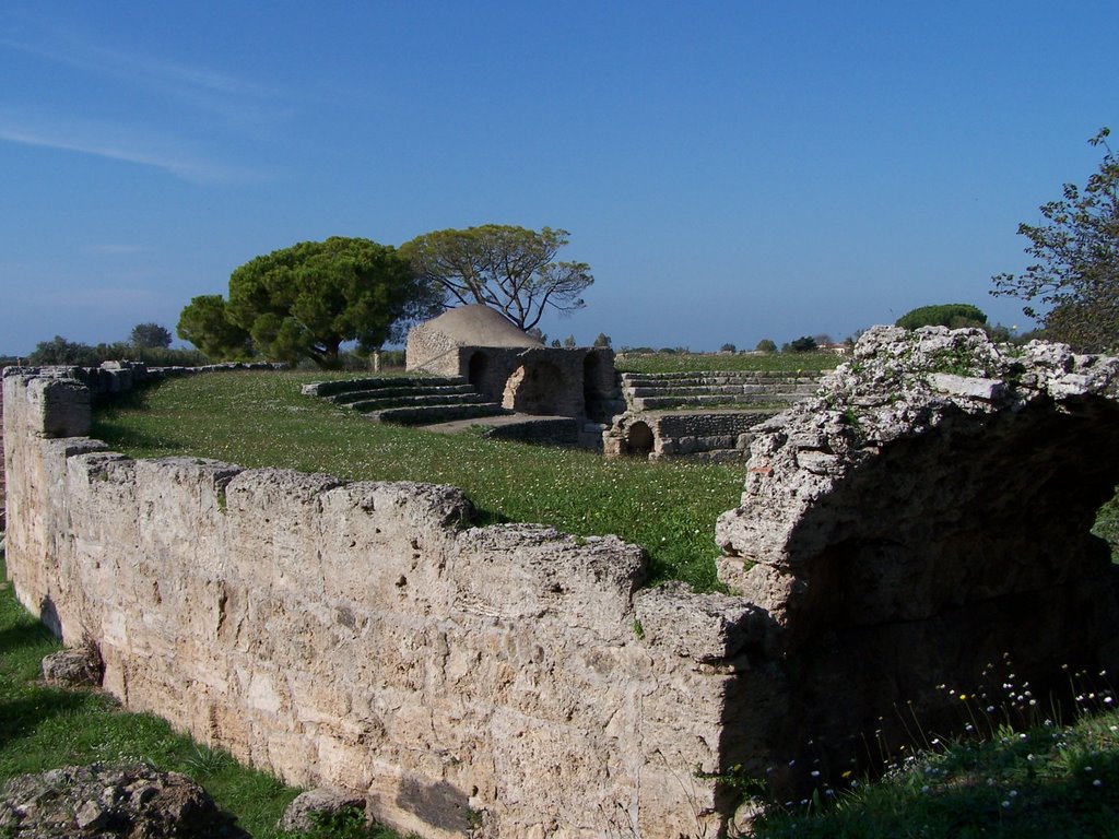 Paestum - I resti dell'Anfitearto (l'ex teatro greco) by Konstantin Mitroshen…