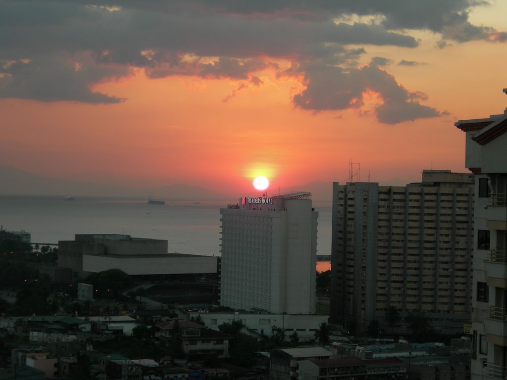 Sunset behind traders hotel by siavash