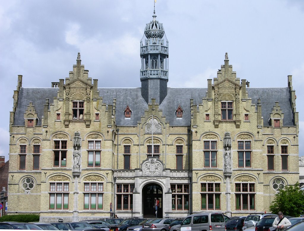 Ypres ; Ieper . l'Hôtel de Ville by François Madic