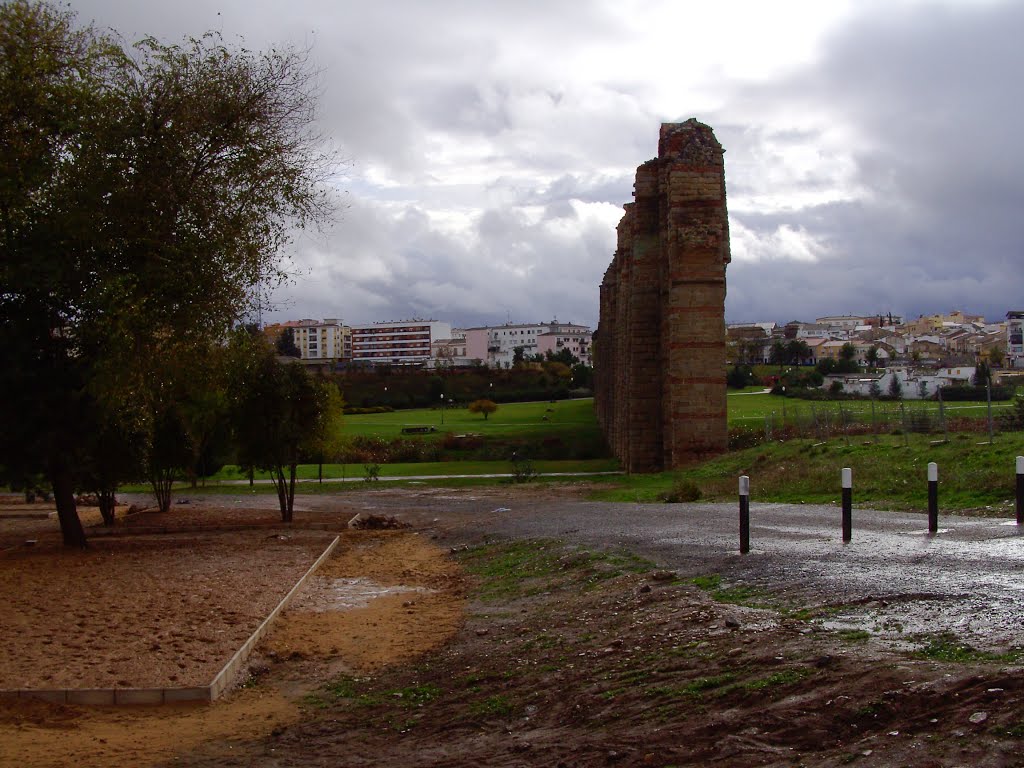 Roman aqueduct - Merida, Spain by Caio Graco Machado