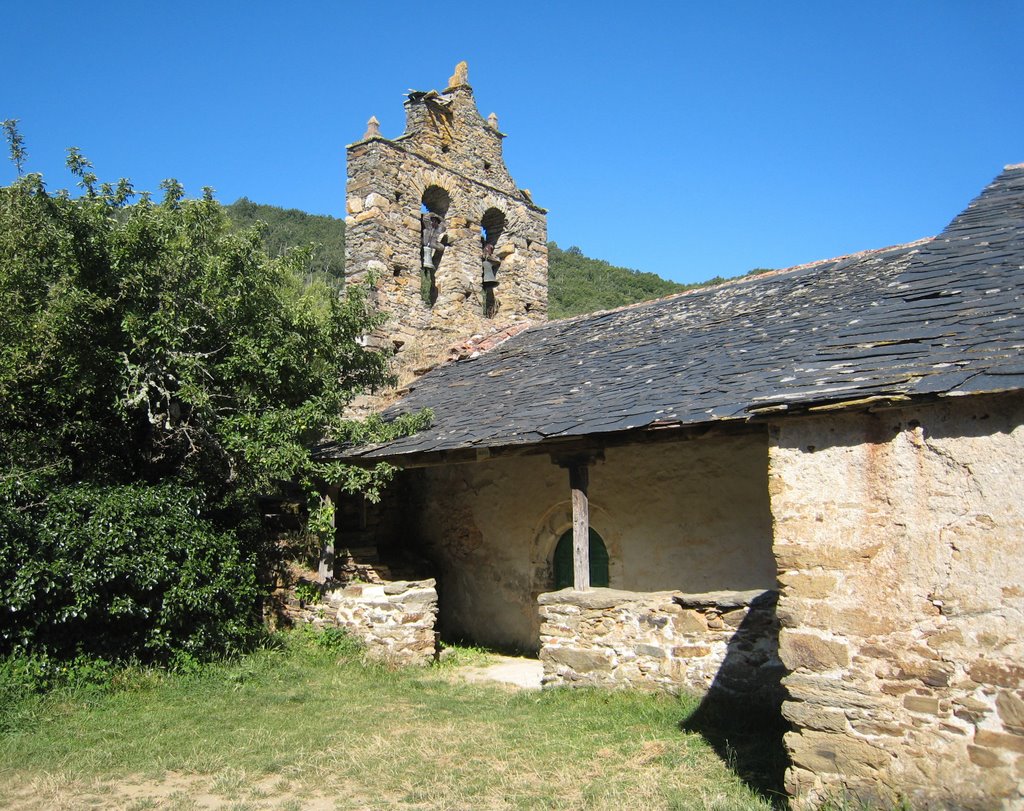 Iglesia de La Omañuela by Fernando Hernández Baena